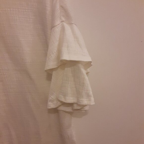 Cable & Gauge Medium White Top w/Layered Ruffle Sleeves & Scoop Neckline - Picture 2 of 4